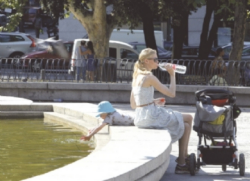 Las asistencias registraron en junio 112 notificaciones por golpes de calor 1 La hidratación y evitar una exposición prolongada al sol son las técnicas más efectivas contra los golpes de calor. / EFE