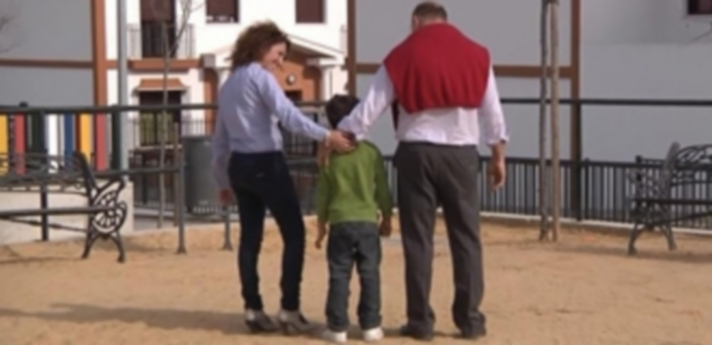 84 menores esperan ser acogidos por una familia en la Comunidad 1 Dos padres abrazan a un menor que se encuentra en acogida