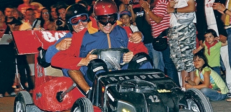 Participantes en una de las carreras anteriores de los ‘autos locos’. / E. A.