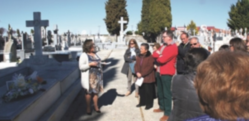Ofrenda floral a Alfonsa de la Torre en el cementerio municipal. / Carlos Pascual