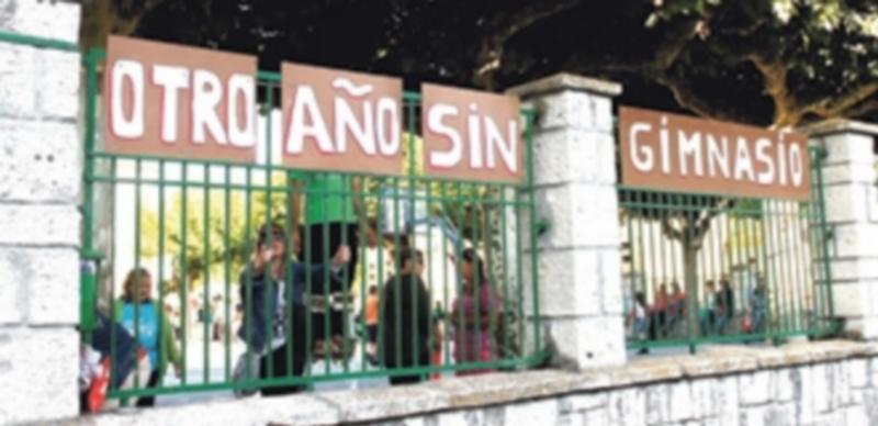 Cartel reivindicativo situado en las vallas de la puerta principal del colegio ’La Villa’. / E.A.