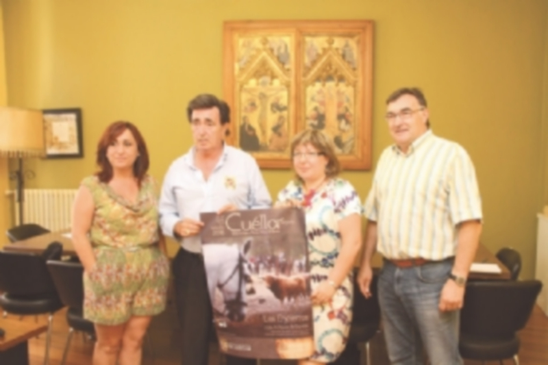 Alcalde y concejales presentando el cartel de las fiestas