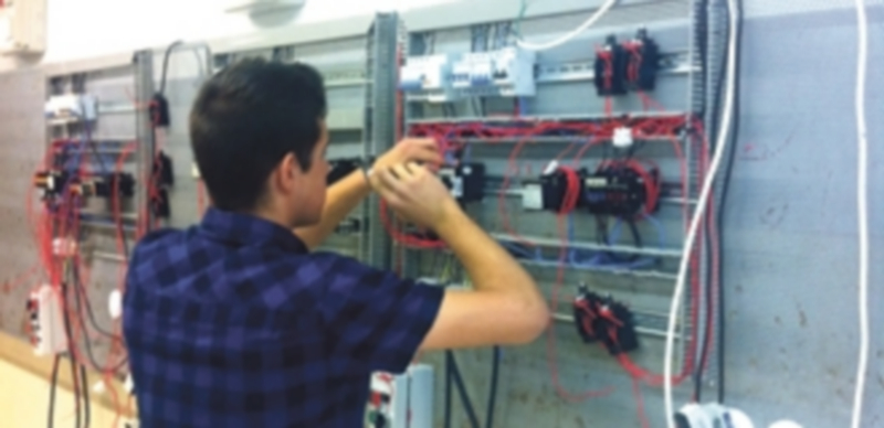 Alumnos de Gestión Administrativa de cursos anteriores. / El Adelantado.