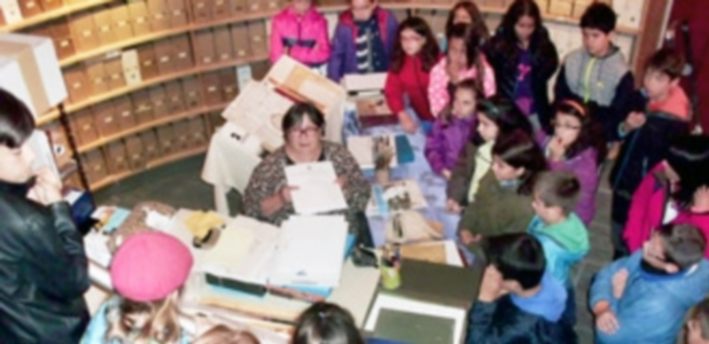 Los alumnos de los colegios locales visitan el Archivo Ducal 1 Alumnos del CEIP Santa Clara en su visita a las instalaciones del Archivo