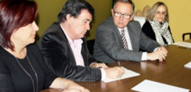 El alcalde firma el acuerdo de cesión de los tres inmuebles en presencia del delegado territorial de la Junta. / Chantal Núñez