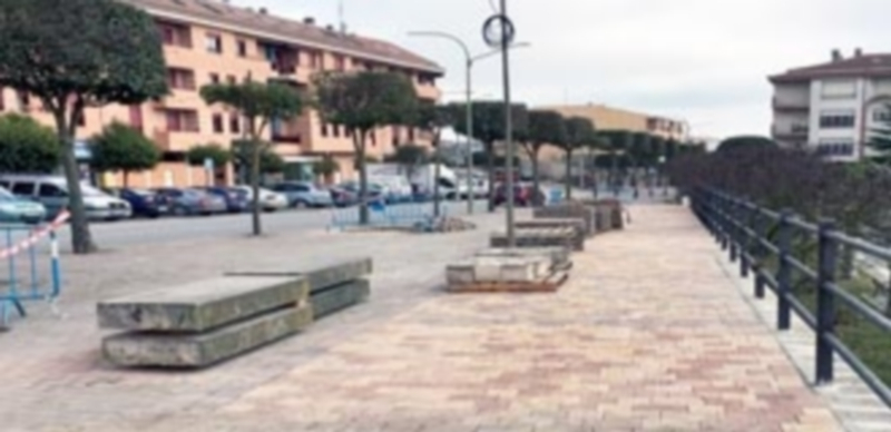 Las obras de mejora de la acera consisten en la eliminación del jardín interno y las irregularidades del terreno. /C.N.