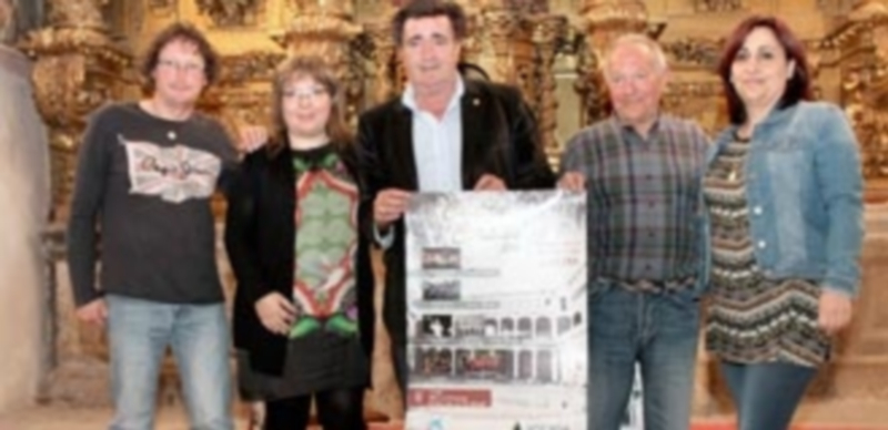 Alcalde y concejales junto al director de la Coral Cuellarana