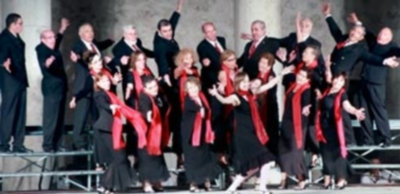 Disfrutar la música como los demás 1 La Coral Cuellarana en una de sus actuaciones. / Chantal Núñez