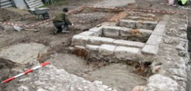 Algunas de las pilas y elementos descubiertos durante el desarrollo del estudio arqueológico. / Gabriel Gómez