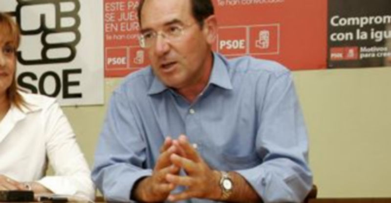 Octavio Cantalejo junto a otros dirigentes socialistas en la sede del PSOE de la villa. /Gabriel Gómez