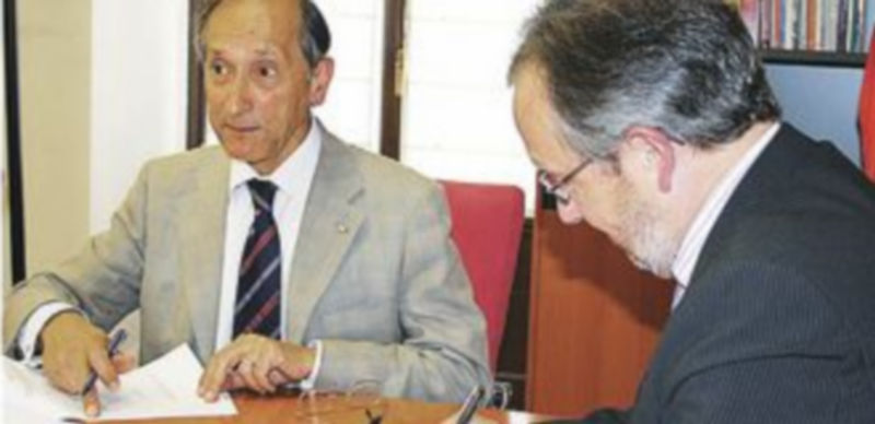 Representantes de la Junta y Cruz Roja firmando el convenio. /El Adelantado