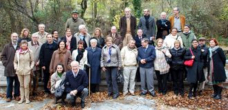 Los integrantes de la fundación posan en el entorno del histórico edificio segoviano./ El Adelantado