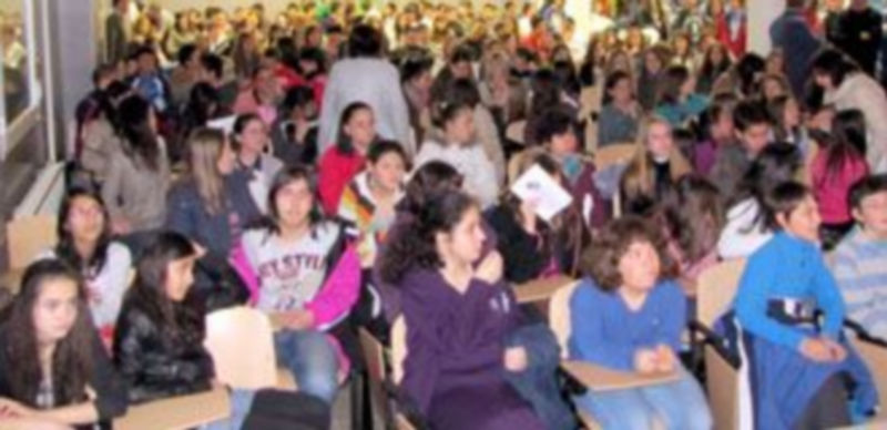 La comunidad educativa llenó el salón de actos del instituto Vega derl Pirón. / El Adelantado.