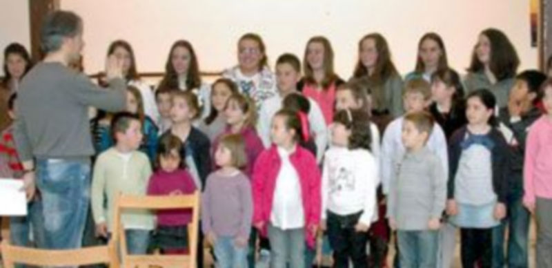 El coro de niños de las localidades que participaron en la pasada edición de ‘Aulas para convivir cantando’. / El Adelantado