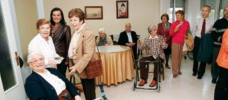 Los residentes estuvieron encantados de recibir a los visitantes que ayer se acercaron hasta la Residencia. /GABRIEL GÓMEZ