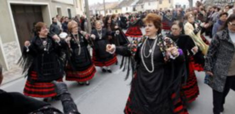Fueron muchas las aguederas que se decantaron por el traje típico de segoviana para participar en los actos de Santa Águeda. / Gabriel Gómez