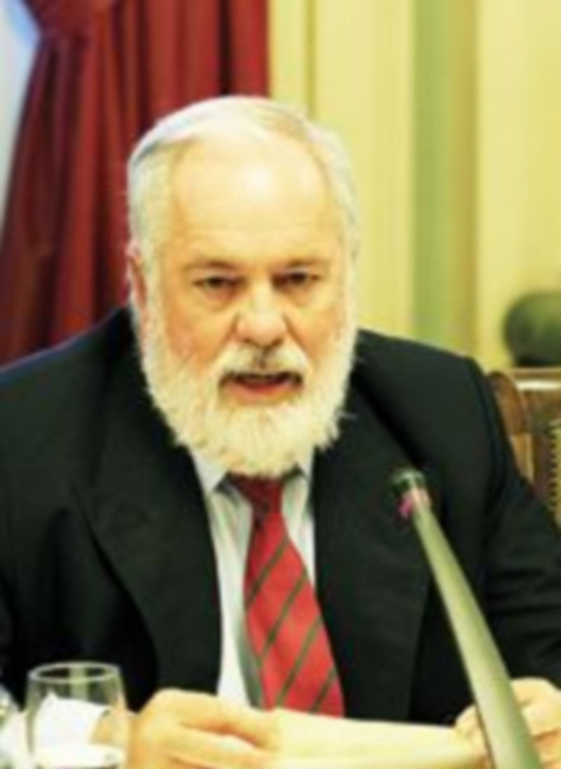 El ministro español de Agricultura