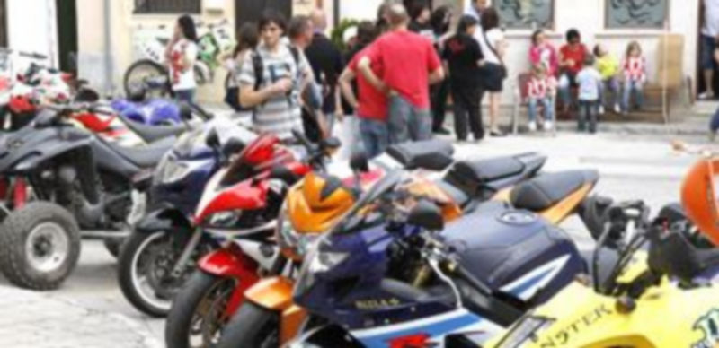 Centenares de motocicletas tomarán el municipio durante el fin de semana 1 Imagen de motocicletas estacionadas en una zona próxima a la Plaza de Toros de Cuéllar en una edición anterior. / G. Gómez