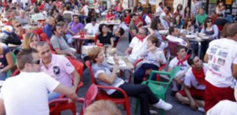 La ordenanza regula las características y unifica los colores para el mobiliario de las terrazas. / Gabriel Gómez