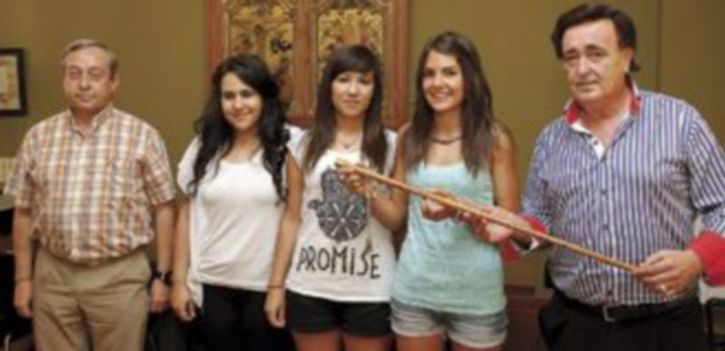 Irene Arranz corregidora de 2013 1 Irene Arranz recibe la vara de mando de manos del alcalde junto a sus damas y el concejal de Festejos. / Gabriel Gómez