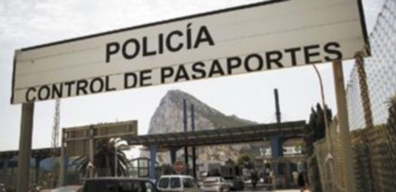 Uno de los derechos que España tiene en el paso de la verja es el de poder registrar a todo el que cruce la frontera