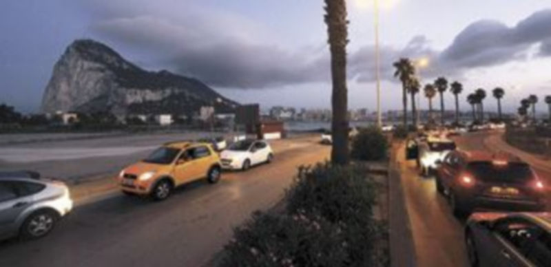 Las colas para traspasar la frontera han llegado a durar dos horas en los últimos días. / A. Carrasco (Efe)