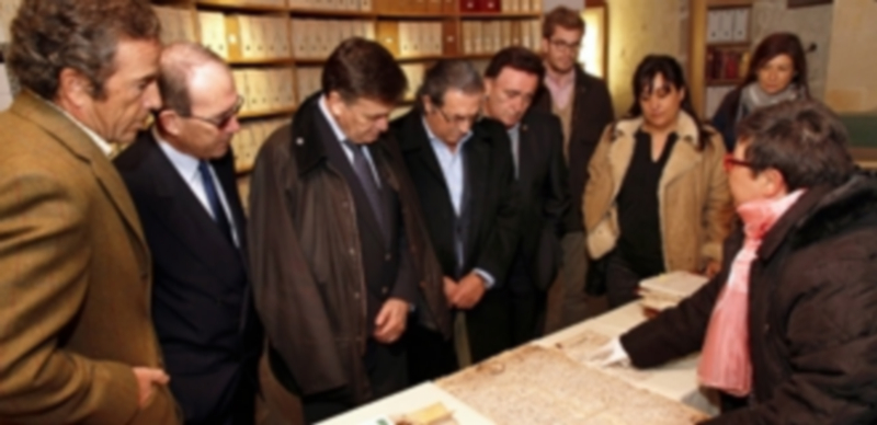 La archivera de la Fundación fue la encargada de mostrar el archivo y sus documentos a los visitantes./Gabriel Gómez