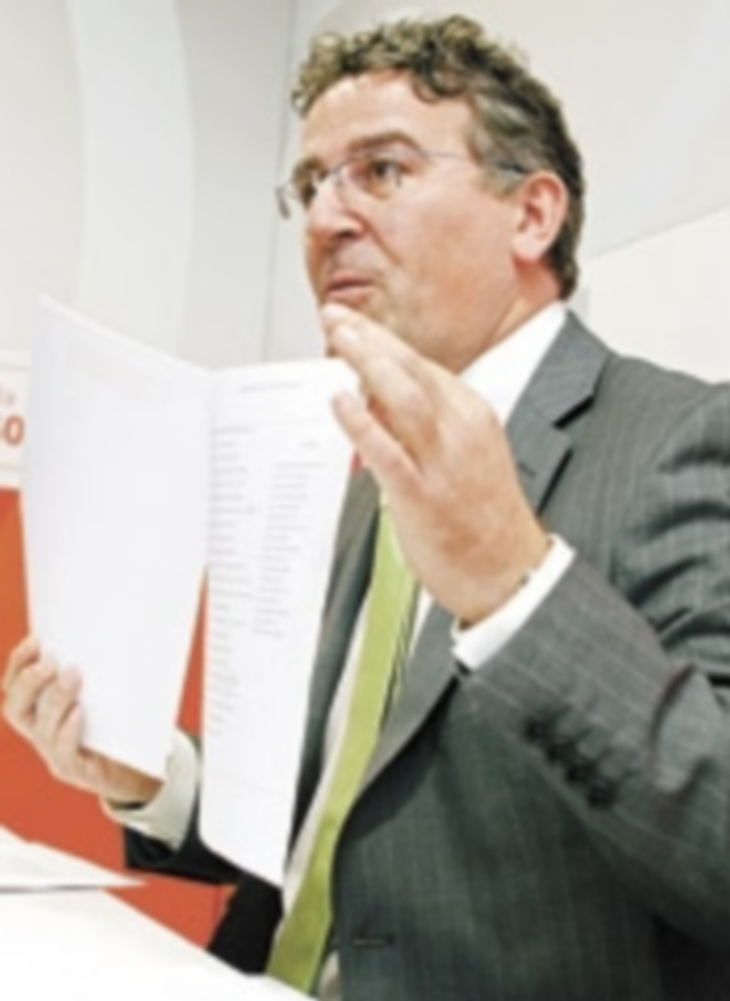 Tomás Blanco muestra ayer algunos papeles en su explicación de la crisis. / Ical