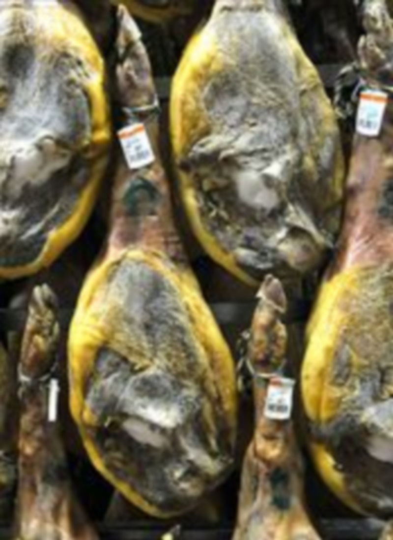 Jamones producidos en un secadero de la provincia de Segovia.  / A. Benavente