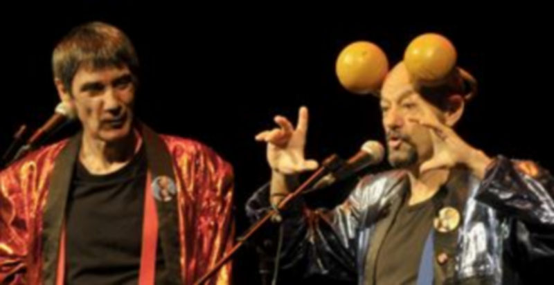 Un momento de la actuación del dúo sobre el escenario del Teatro Juan Bravo. / Alberto Benavente