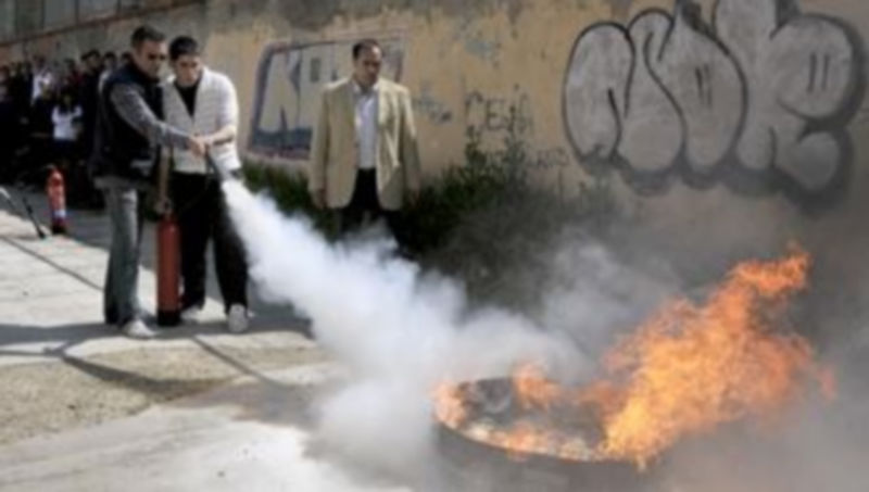 Los alumnos practicaron con los extintores en el patio del centro. / A. Benavente