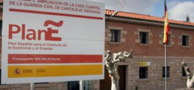 Fachada del cuartel de la Guardia Civil de Cantalejo con el cartel del Plan E. / F. D.