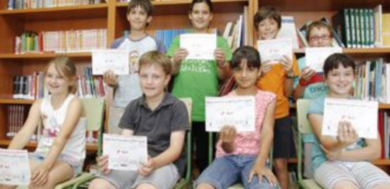 Algunos de los alumnos que han aportado sus historias y dibujos al libro durante su presentación. / Gabriel Gómez