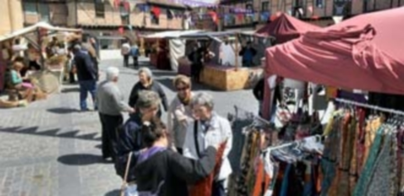 La Plaza de San Lorenzo y la calle del Puente acogieron los puestos de este mercado medieval. / Kamarero