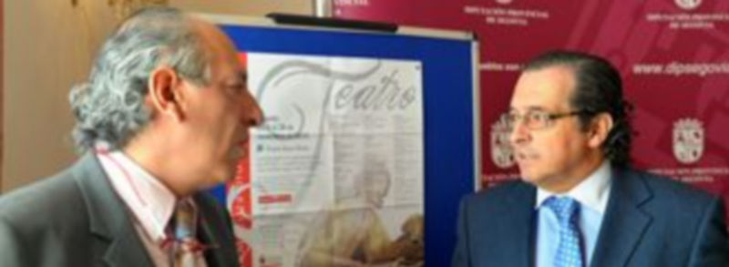 Emilio Lázaro y José Carlos Monsalve junto al cartel promocional de la muestra de teatro aficionado./Kamarero