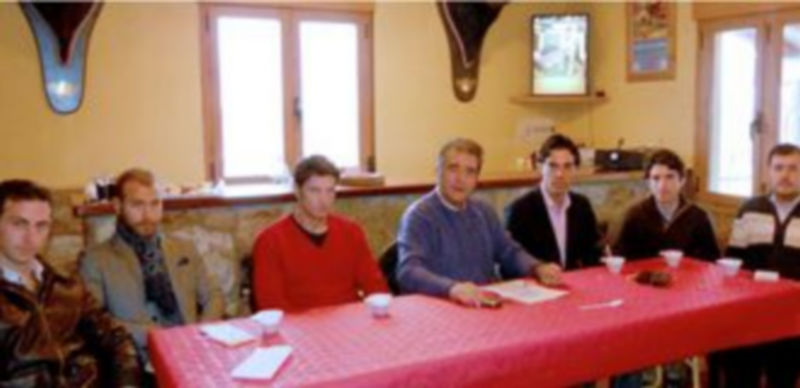 Imagen de los integrantes de la mesa que presidió el debate celebrado en la localidad de Aguilafuente. / El Adelantado