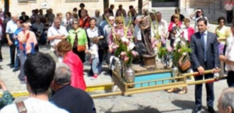 El sol que acompañó ayer los actos de San Isidro facilitó el desarrollo de la fiesta pero desanimó a los agricultores que esperan que el popular patrono obre un milagro y traiga la lluvia. / P.B.