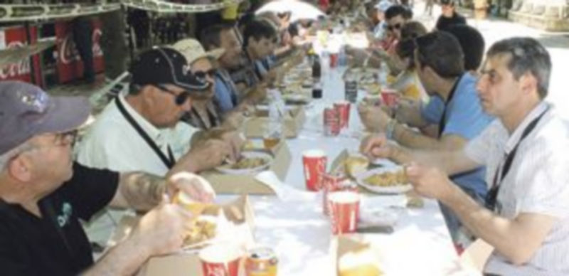 Más de 1500 personas disfrutaron del “Arroz del Carracillo” solidario que elaboraron cocineros segovianos. / Nuria Pascual