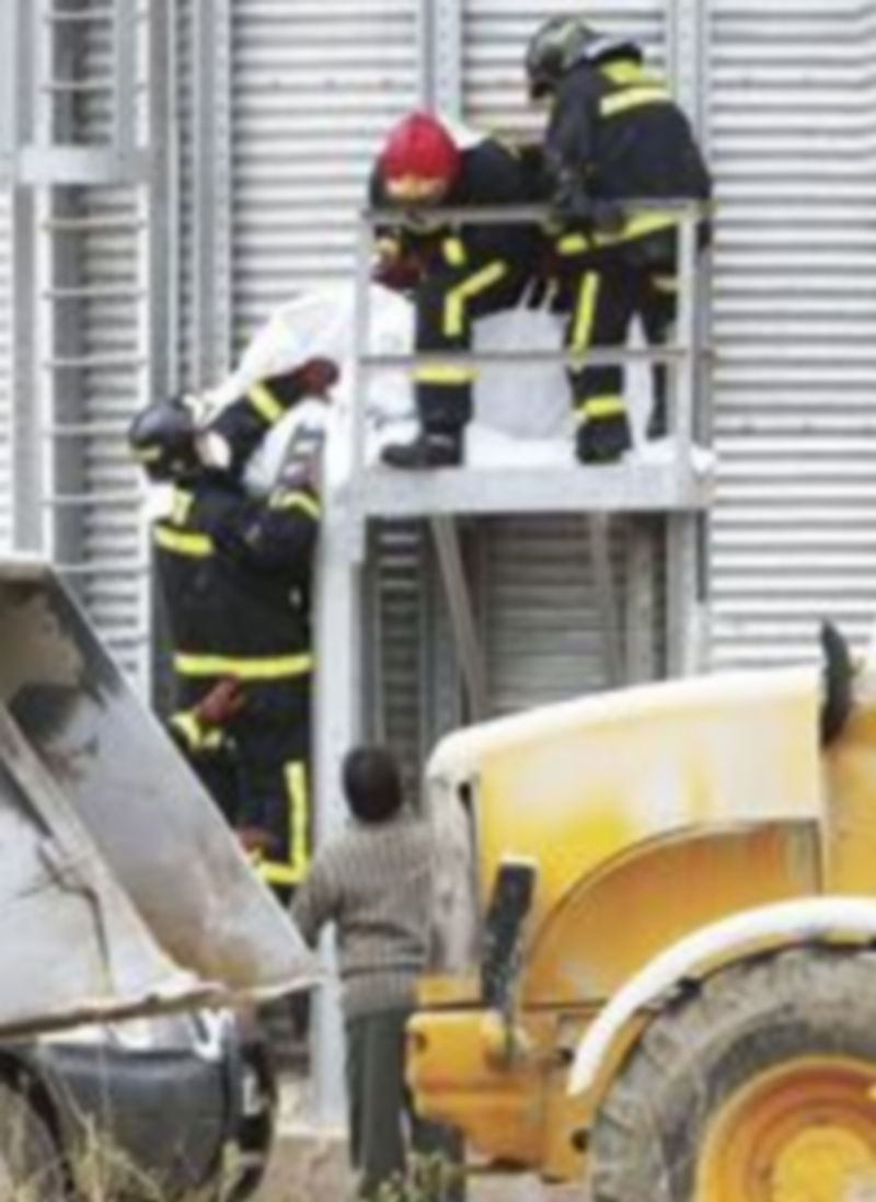 Un equipo de bomberos interviene tras un accidente laboral en Valladolid. / Ical.