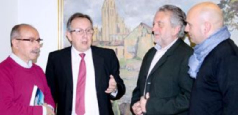 López-Escobar conversa con los representantes de la prensa segoviana. / E.A.