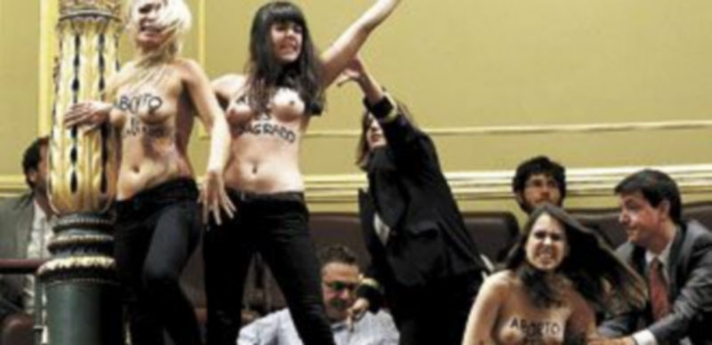 «Aborto es sagrado» era el lema que las activistas llevaban pintado en su torso desnudo y el que gritaron desde la tribuna de invitados del Congreso. / Efe
