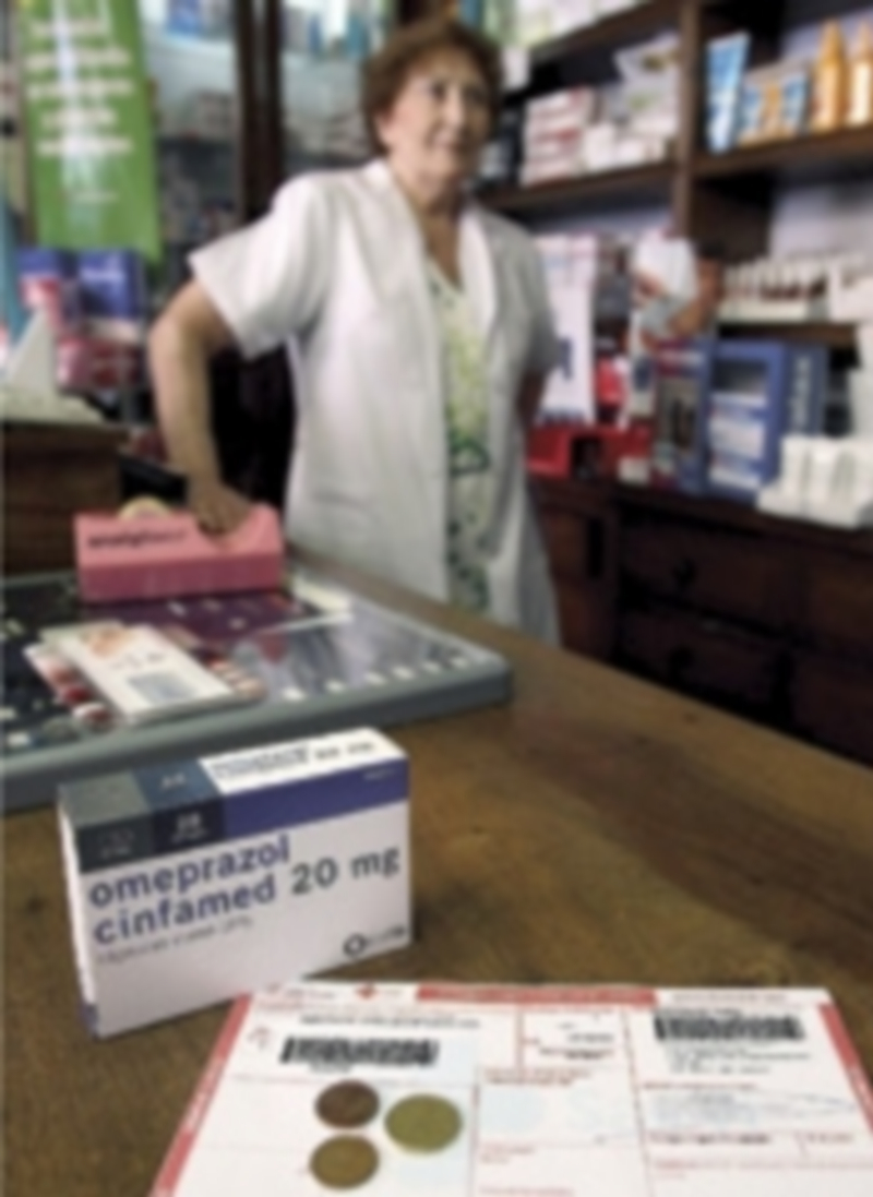 Mostrador de una farmacia de Valladolid con las antiguas recetas rojas. / ICAL