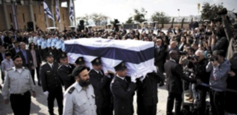 El féretro de Ariel Sharon fue llevado a hombros por miembros del Ejército israelí. / Reuters