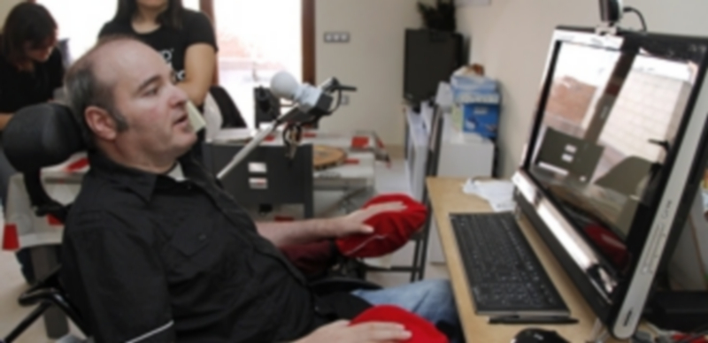 José junto a su cuidadora