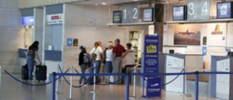 Pasajeros facturando sus equipajes en el aeropuerto de Valladolid. / Europa Press