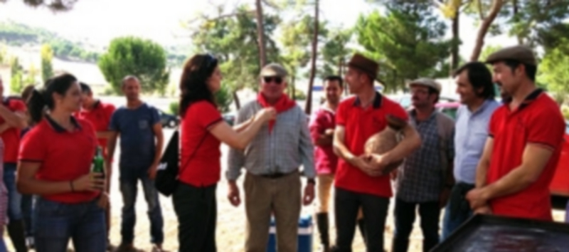 Miembros de ‘A Caballo’ junto a los de ‘El Comeso’ en la entrega de obsequios. / Chantal Núñez