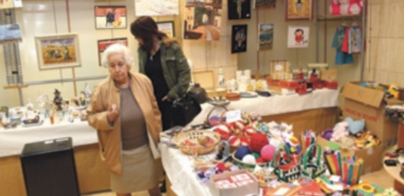 El Rastrillo Solidario se sitúa en el local habitual de la calle San Francisco. / C. N.