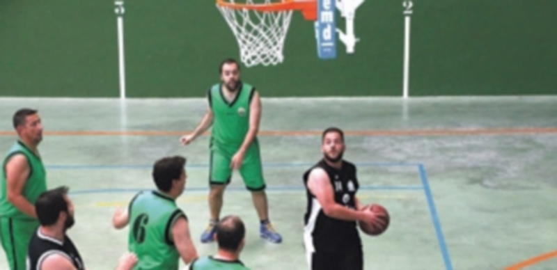 El torneo 5x5 de baloncesto vuelve este fin de semana 1 Instantes del partido entre ‘Old School’ y ‘Pedrajas’