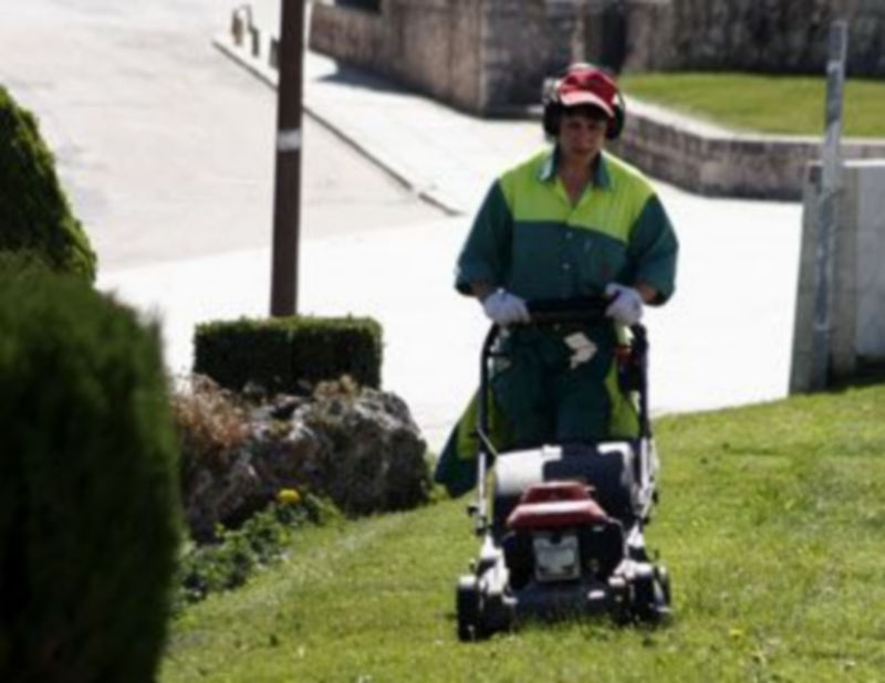 Las 21 personas  trabajarán como operarios municipales./GABRIEL GÓMEZ