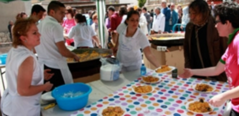 Paellada de las fiestas del barrio de San Gil organizada por la asociación. / C.N.